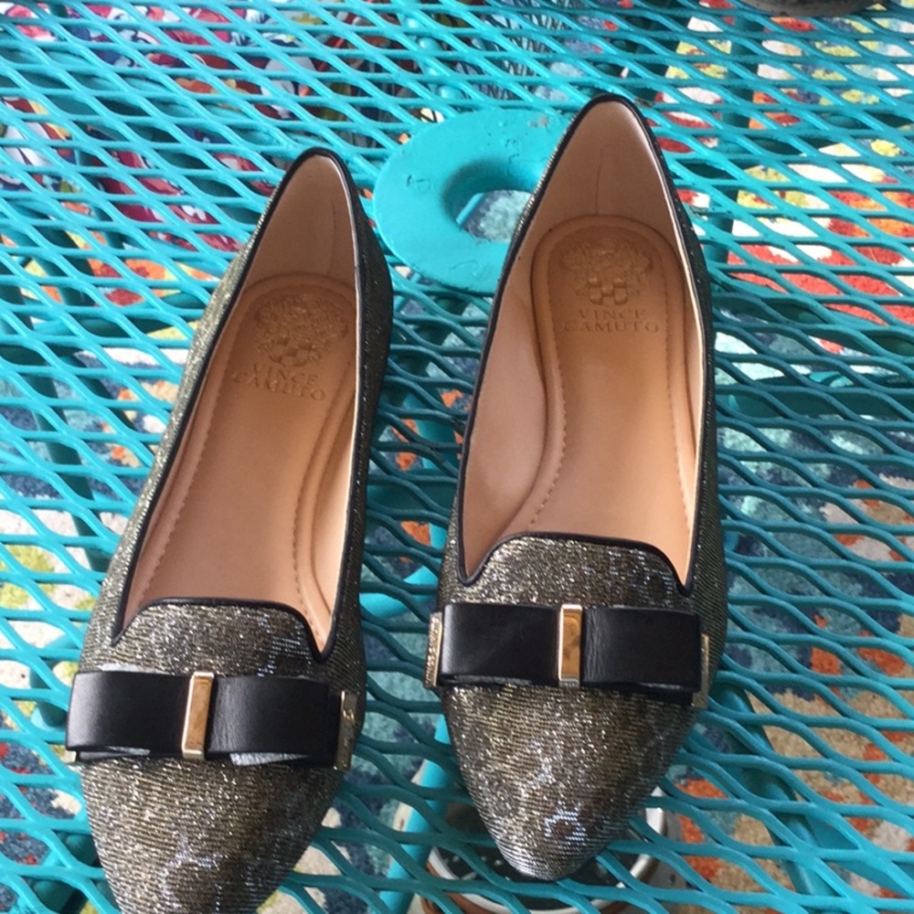 NWOT Vince Camuto Gold Flats